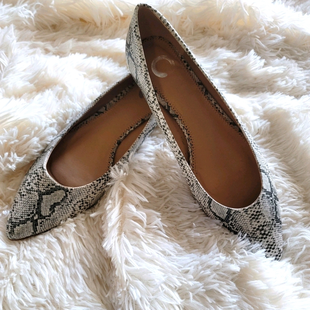 Journee Collection Snakeskin Moana Women's Flats